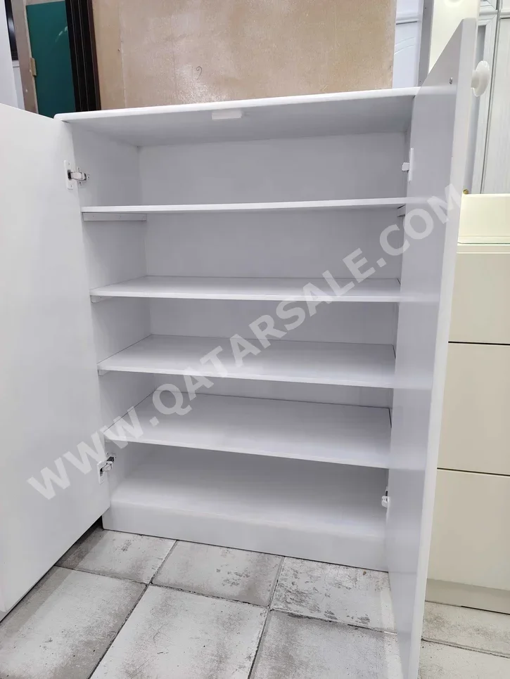 رفوف وخزانات الأحذية