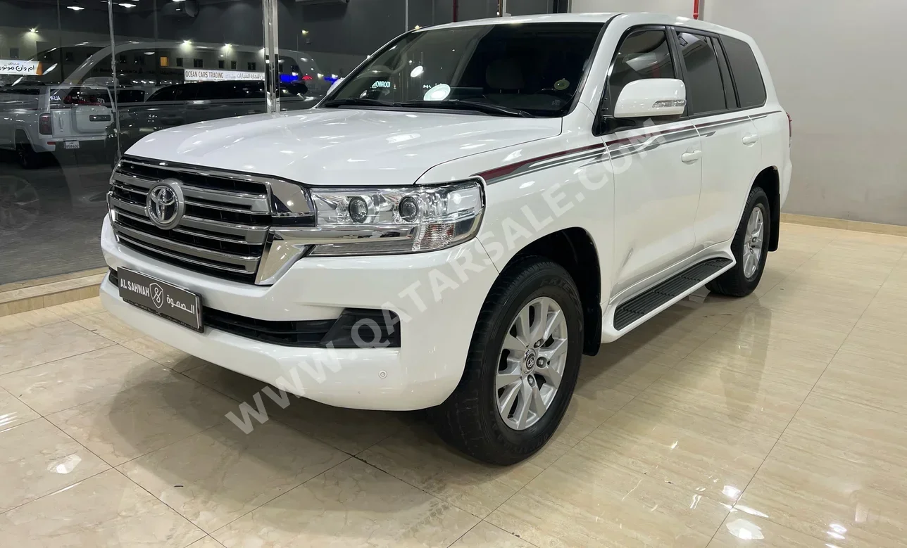 تويوتا  لاند كروزر  جي اكس ار  2020  اوتوماتيك  165,000 كم  6 سلندر  دفع رباعي  اس يو في  أبيض