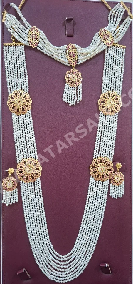 الذهب طقم البحرين نسائي حسب القطعة ( ديزاينرز) 41.5 غرام طبيعة ذهب أصفر عيار 21