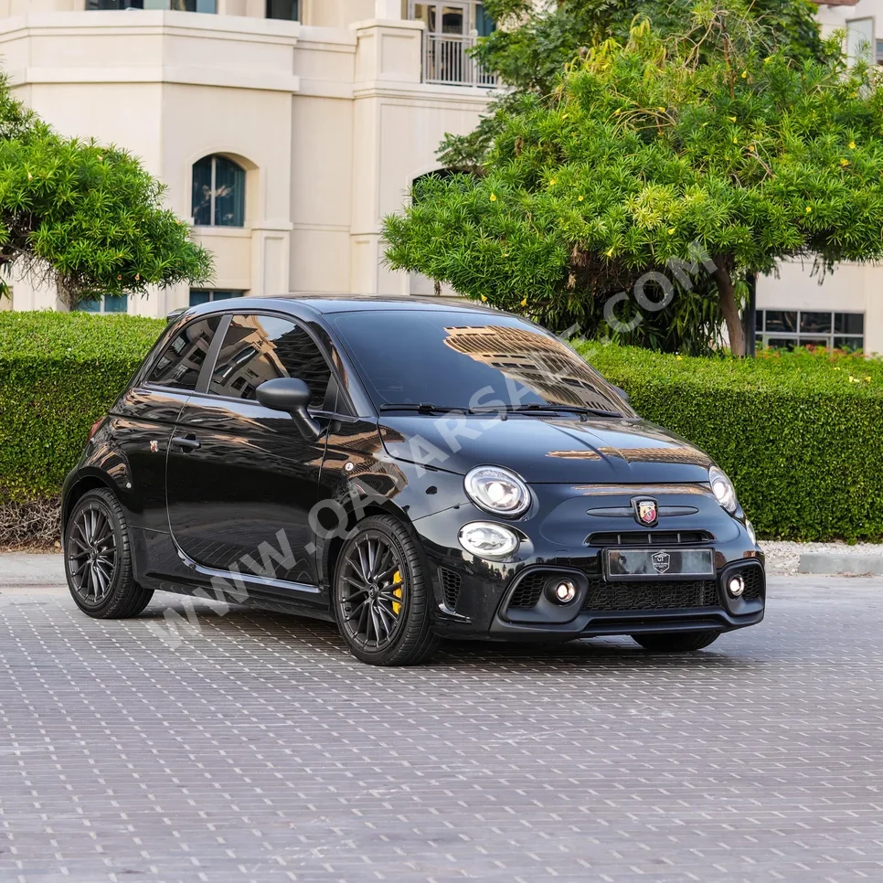 فيات 695 ابارث 2024 اوتوماتيك 35,000 كم 4 سلندر سحب امامي هاتشباك أسود تحت الضمان