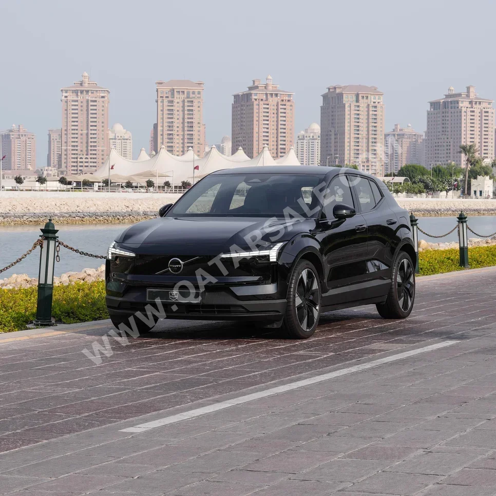 فولفو اي اكس 30 2025 اوتوماتيك 5,000 كم 4 سلندر دفع كلي مستمر اس يو في أسود تحت الضمان