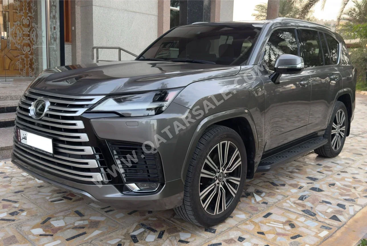 لكزس ال اكس 600 لكجري 2022 اوتوماتيك 56,500 كم 6 سلندر دفع رباعي اس يو في رمادي غامق تحت الضمان