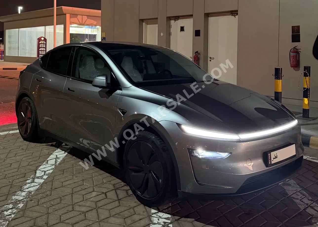 تسلا واي لونغ رينج 2025 اوتوماتيك 10,000 كم 4 سلندر دفع رباعي اس يو في رمادي تحت الضمان