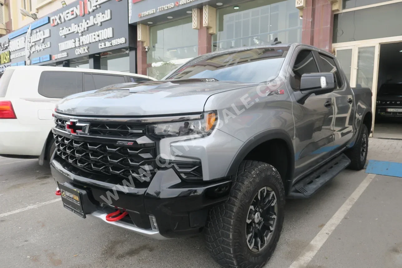 شفروليه سلفرادو زد ار 2 2024 اوتوماتيك 15,000 كم 8 سلندر دفع رباعي اس يو في رمادي تحت الضمان