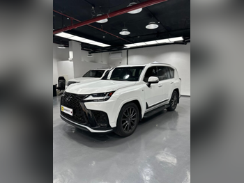 لكزس ال اكس 600 2023 اوتوماتيك 140,000 كم 8 سلندر دفع رباعي اس يو في أبيض تحت الضمان