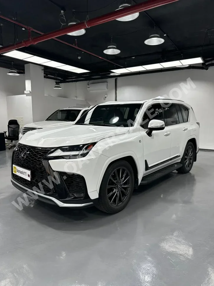 لكزس ال اكس 600 2023 اوتوماتيك 140,000 كم 8 سلندر دفع رباعي اس يو في أبيض تحت الضمان