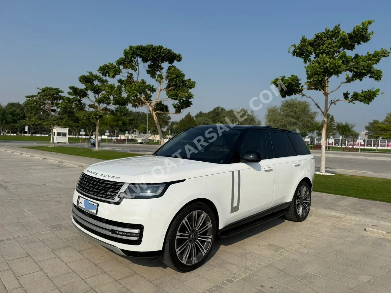 لاند روفر رنج روفر فوج 2023 اوتوماتيك 41,000 كم 8 سلندر دفع رباعي اس يو في أبيض