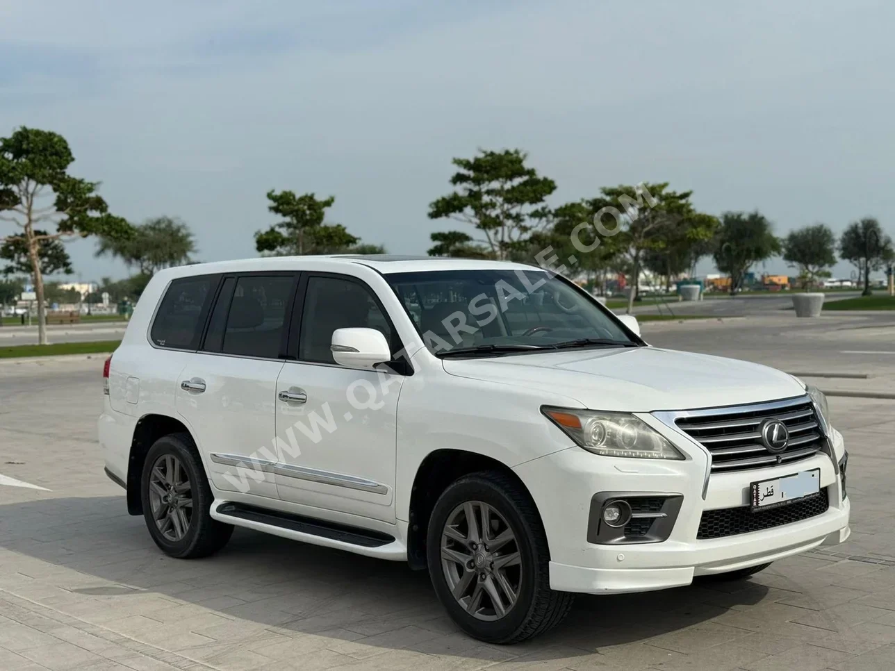 لكزس ال اكس 570 2013 اوتوماتيك 421,000 كم 8 سلندر دفع رباعي اس يو في أبيض