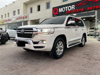 Toyota Land Cruiser GXR 2016 Automatic 290,000 Km 8 Cylinder Four Wheel Drive (4WD) SUV White