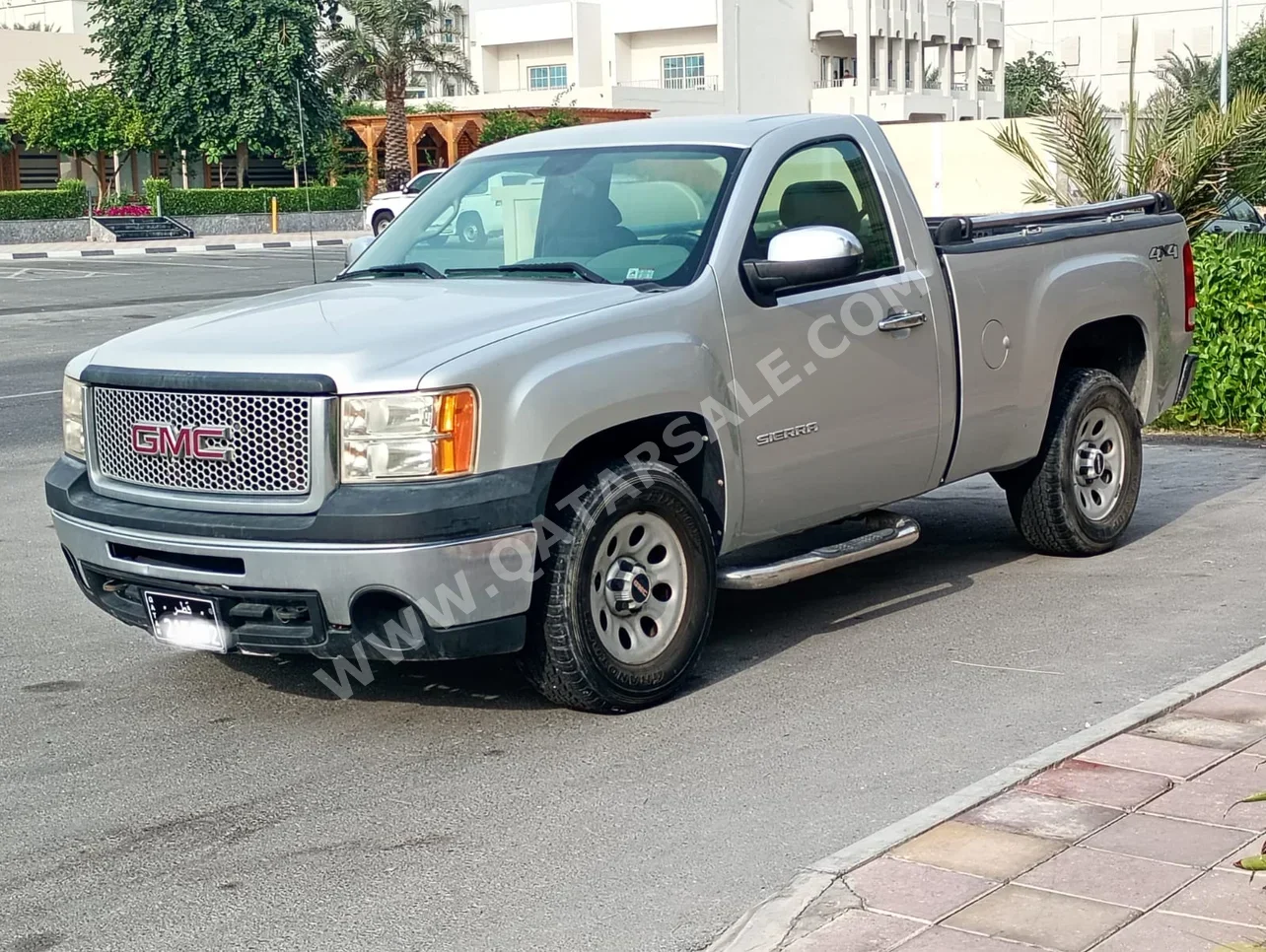 جي ام سي سييرا 1500 2011 اوتوماتيك 170,000 كم 8 سلندر دفع رباعي بيكب فضي