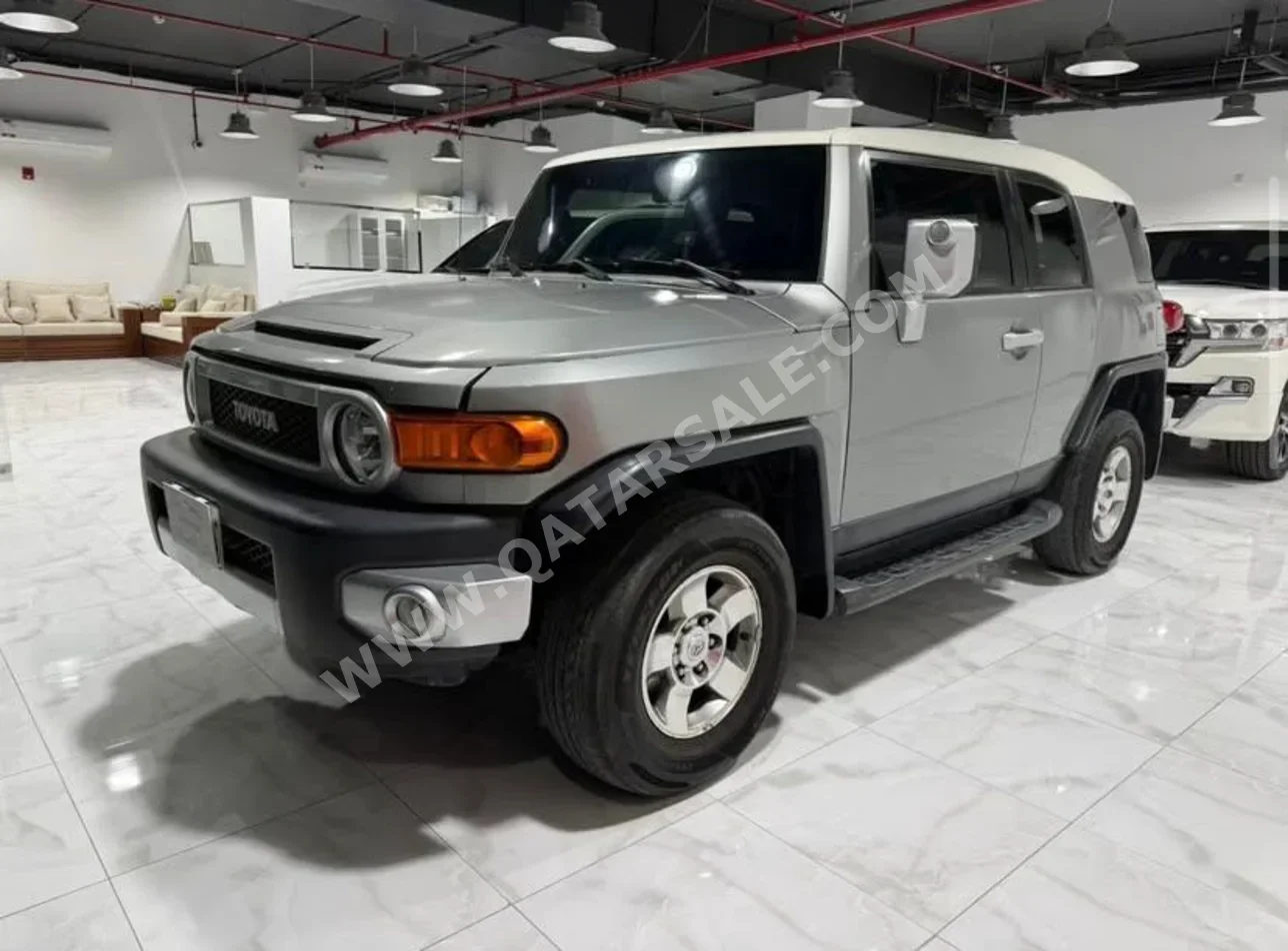 تويوتا إف جي كروزر 2010 اوتوماتيك 270,000 كم 6 سلندر دفع رباعي اس يو في ذهبي