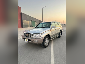 Toyota Land Cruiser GXR 2005 Automatic 147,000 Km 6 Cylinder Four Wheel Drive (4WD) SUV Gold