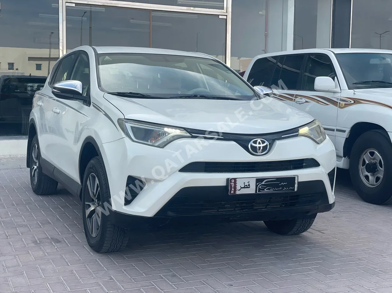تويوتا راف 4 2016 اوتوماتيك 237,000 كم 4 سلندر دفع رباعي اس يو في أبيض