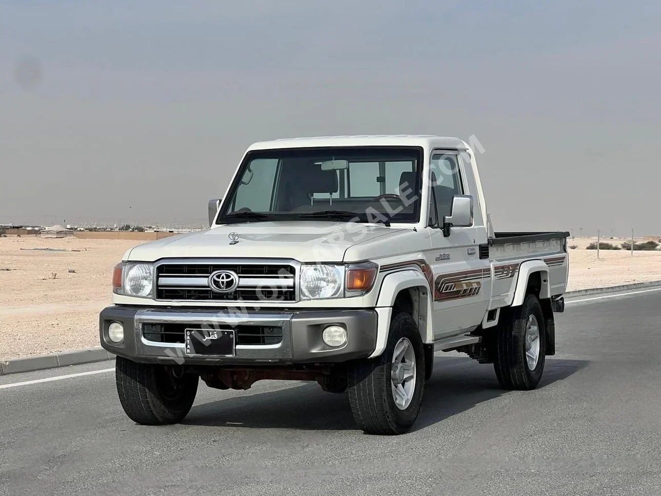 تويوتا لاند كروزر ال اكس 2022 عادي 191,500 كم 6 سلندر دفع رباعي بيكب أبيض