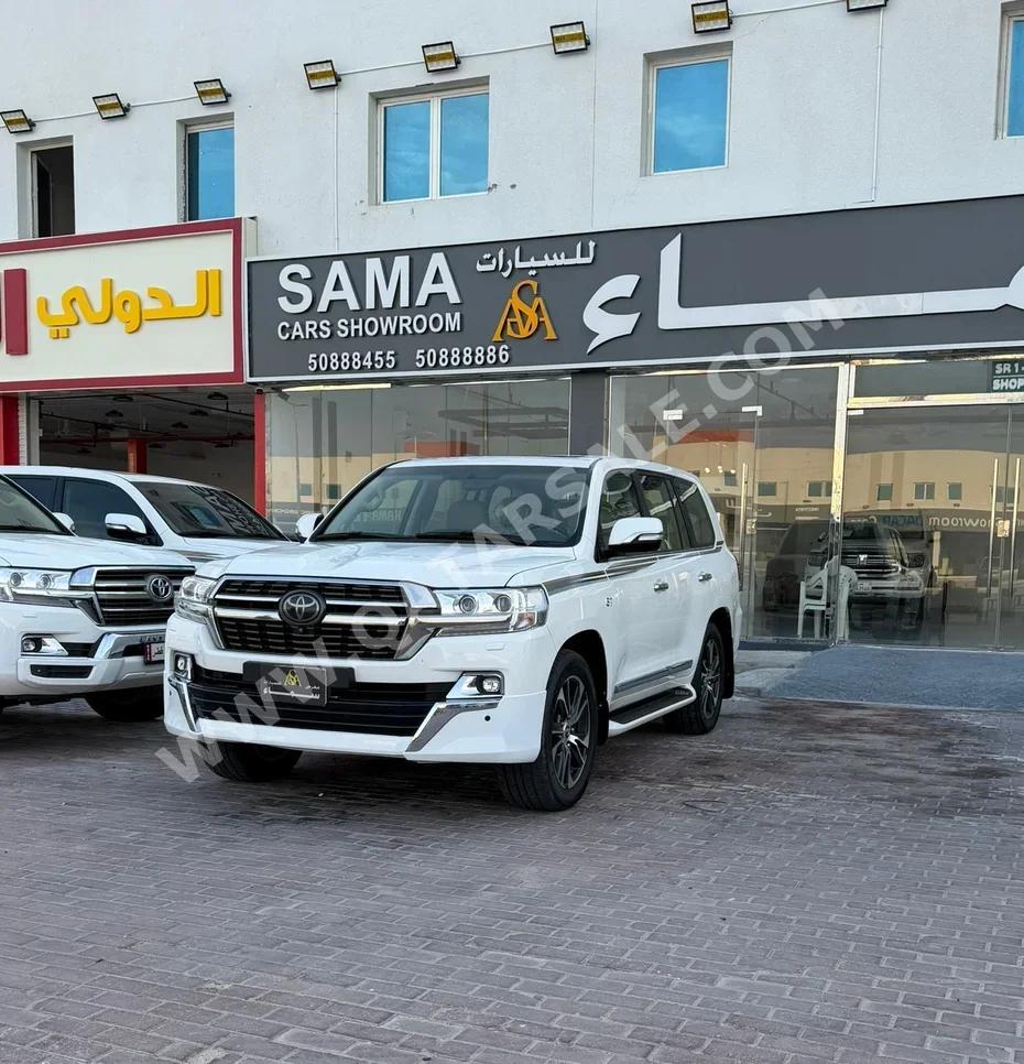 تويوتا لاند كروزر في اكس ار 2021 اوتوماتيك 81,000 كم 8 سلندر دفع رباعي اس يو في أبيض