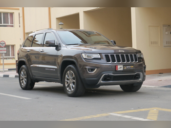 جييب جراند شيروكي ليميتد 2016 اوتوماتيك 149,000 كم 6 سلندر دفع رباعي اس يو في رمادي