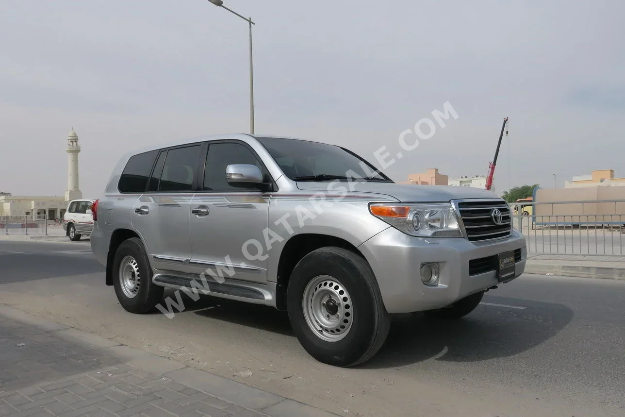 تويوتا لاند كروزر جي اكس ار 2014 اوتوماتيك 425,000 كم 8 سلندر دفع رباعي اس يو في فضي
