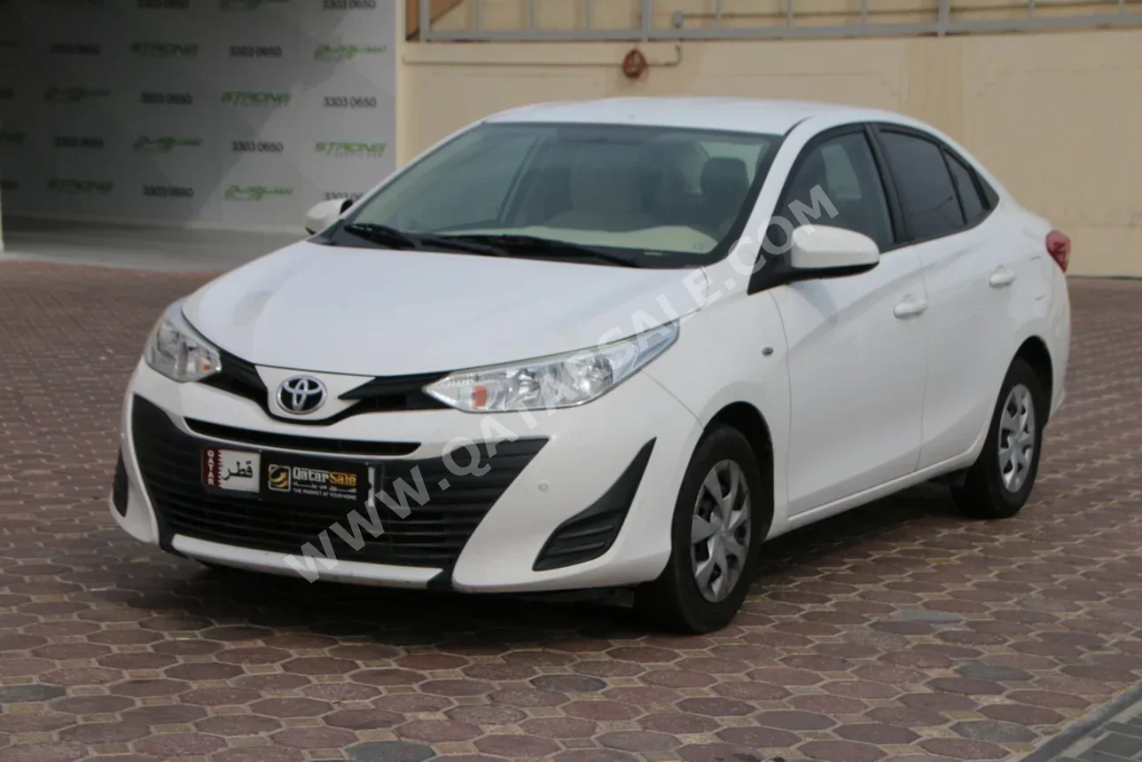 تويوتا ياريس 2019 اوتوماتيك 159,000 كم 4 سلندر سحب امامي سيدان أبيض