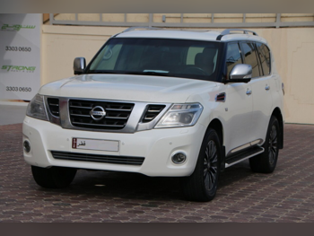 نيسان  باترول  بلاتنيوم  2014  اوتوماتيك  200,000 كم  8 سلندر  دفع رباعي  اس يو في  أبيض