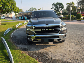 دودج رام بيغ هورن 2021 اوتوماتيك 51,000 كم 8 سلندر دفع رباعي بيكب رمادي تحت الضمان