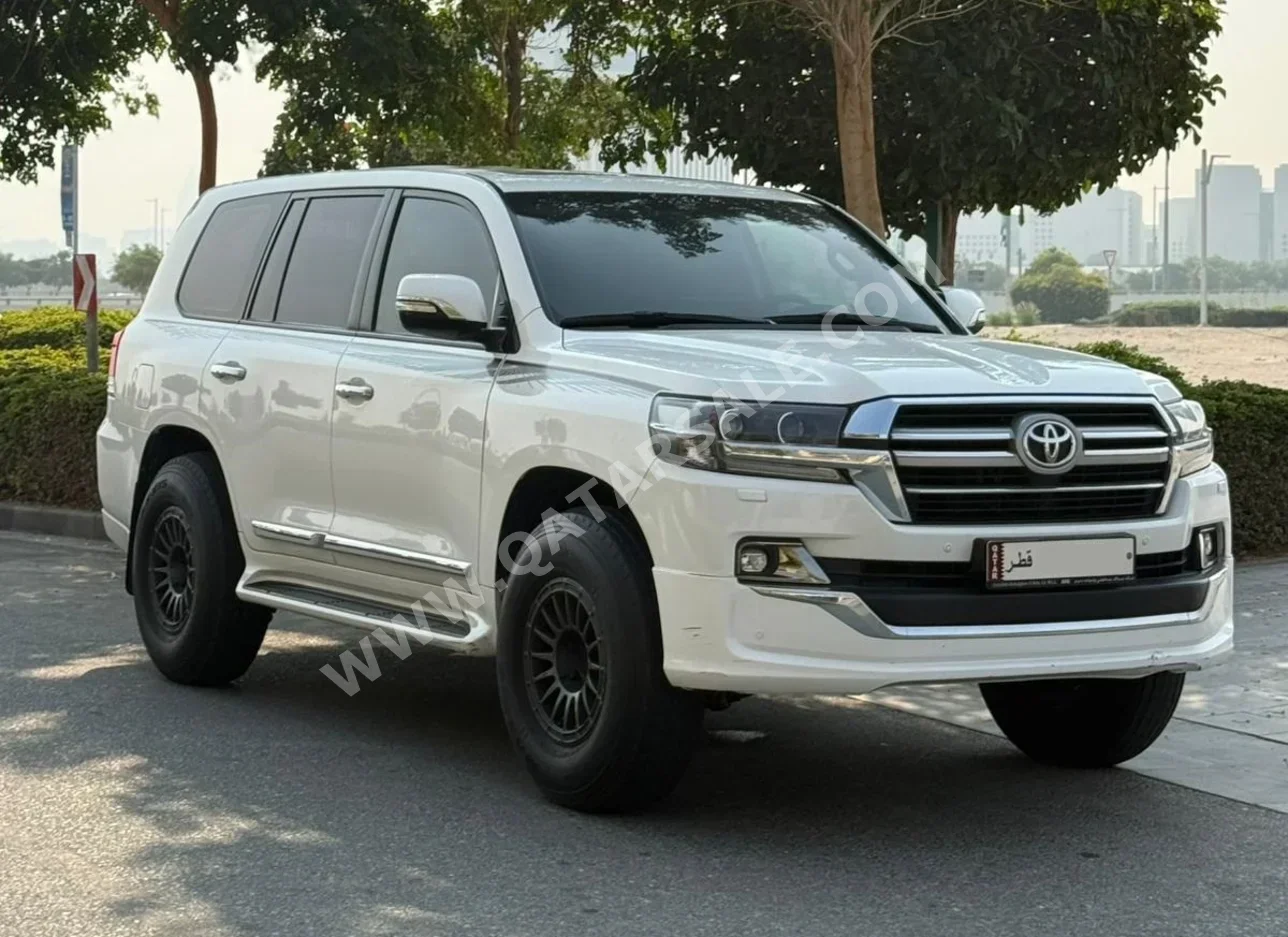 تويوتا لاند كروزر جي اكس ار - غراند تورينغ 2019 اوتوماتيك 180,000 كم 8 سلندر دفع رباعي اس يو في أبيض
