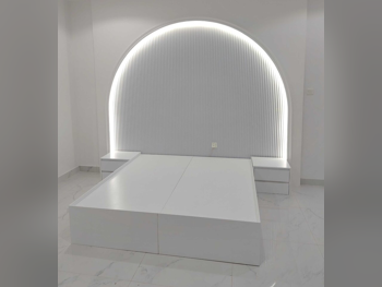 الأسّرة - لايف ستايل - كينج - أبيض - متضمنة المرتبة - مع طاولة سرير جانبية