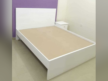 الأسّرة - لايف ستايل - كوين - أبيض - متضمنة المرتبة - مع طاولة سرير جانبية