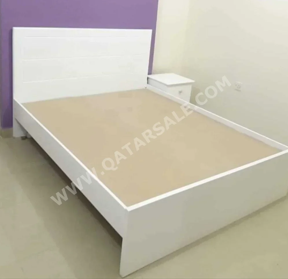 الأسّرة - لايف ستايل - كوين - أبيض - متضمنة المرتبة - مع طاولة سرير جانبية