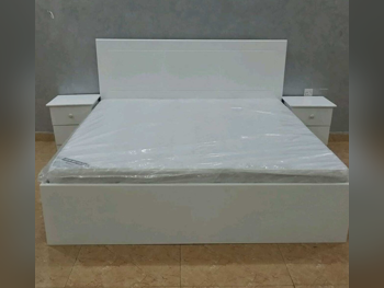 الأسّرة - لايف ستايل - كينج - أبيض - متضمنة المرتبة - مع طاولة سرير جانبية