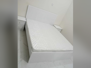 الأسّرة - لايف ستايل - كوين - أبيض - متضمنة المرتبة - مع طاولة سرير جانبية