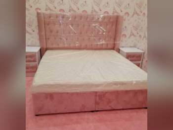 الأسّرة - لايف ستايل - كينج - زهري - متضمنة المرتبة - مع طاولة سرير جانبية