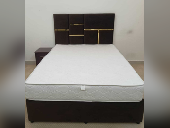 الأسّرة - لايف ستايل - كوين - أسود - متضمنة المرتبة - مع طاولة سرير جانبية