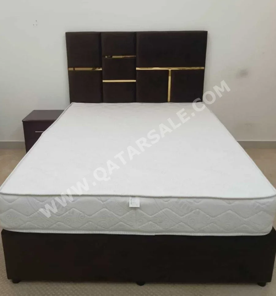 الأسّرة - لايف ستايل - كوين - أسود - متضمنة المرتبة - مع طاولة سرير جانبية