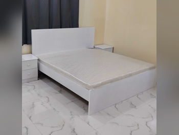 الأسّرة - لايف ستايل  - كينج  - أبيض  - متضمنة المرتبة  - مع طاولة سرير جانبية