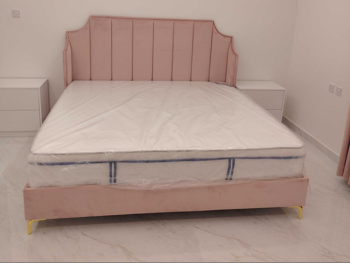 الأسّرة - لايف ستايل  - كينج  - زهري  - متضمنة المرتبة  - مع طاولة سرير جانبية