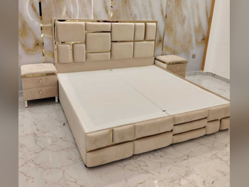 الأسّرة - لايف ستايل  - كينج  - الأصفر  - متضمنة المرتبة  - مع طاولة سرير جانبية