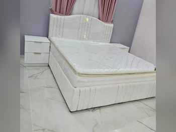 الأسّرة - لايف ستايل  - كينج  - أبيض  - متضمنة المرتبة  - مع طاولة سرير جانبية