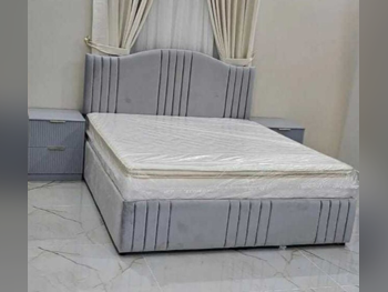 الأسّرة - لايف ستايل  - كينج  - اللون الرمادي  - متضمنة المرتبة  - مع طاولة سرير جانبية