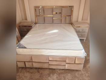 الأسّرة - لايف ستايل  - كوين  - بنى  - متضمنة المرتبة  - مع طاولة سرير جانبية