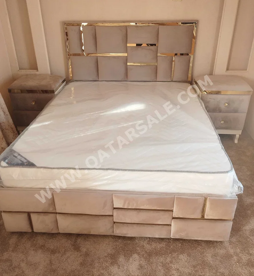 الأسّرة - لايف ستايل - كوين - بنى - متضمنة المرتبة - مع طاولة سرير جانبية