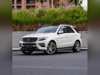 مرسيدس - بنز ام ال 500 AMG 2013 اوتوماتيك 147,000 كم 8 سلندر دفع رباعي اس يو في أبيض تحت الضمان