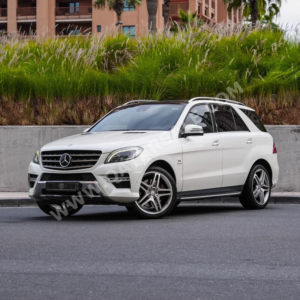 مرسيدس - بنز ام ال 500 AMG 2013 اوتوماتيك 147,000 كم 8 سلندر دفع رباعي اس يو في أبيض تحت الضمان