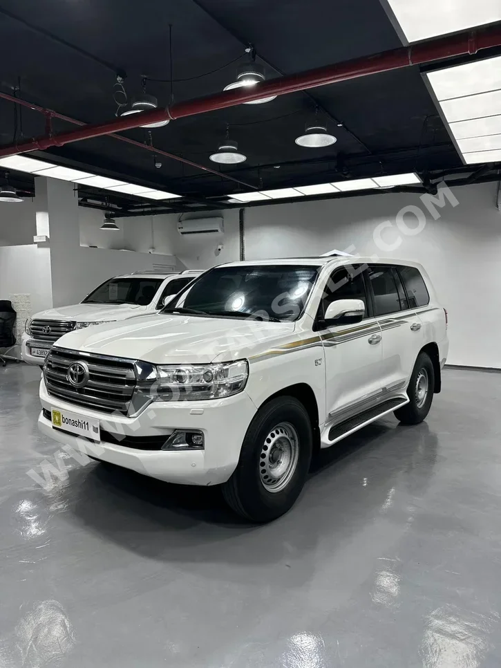 تويوتا لاند كروزر في اكس ار 2018 اوتوماتيك 377,000 كم 8 سلندر دفع رباعي اس يو في أبيض