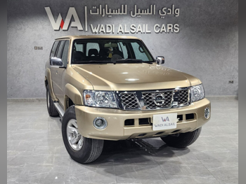 نيسان باترول سفاري 2013 عادي 240,000 كم 6 سلندر دفع رباعي اس يو في ذهبي