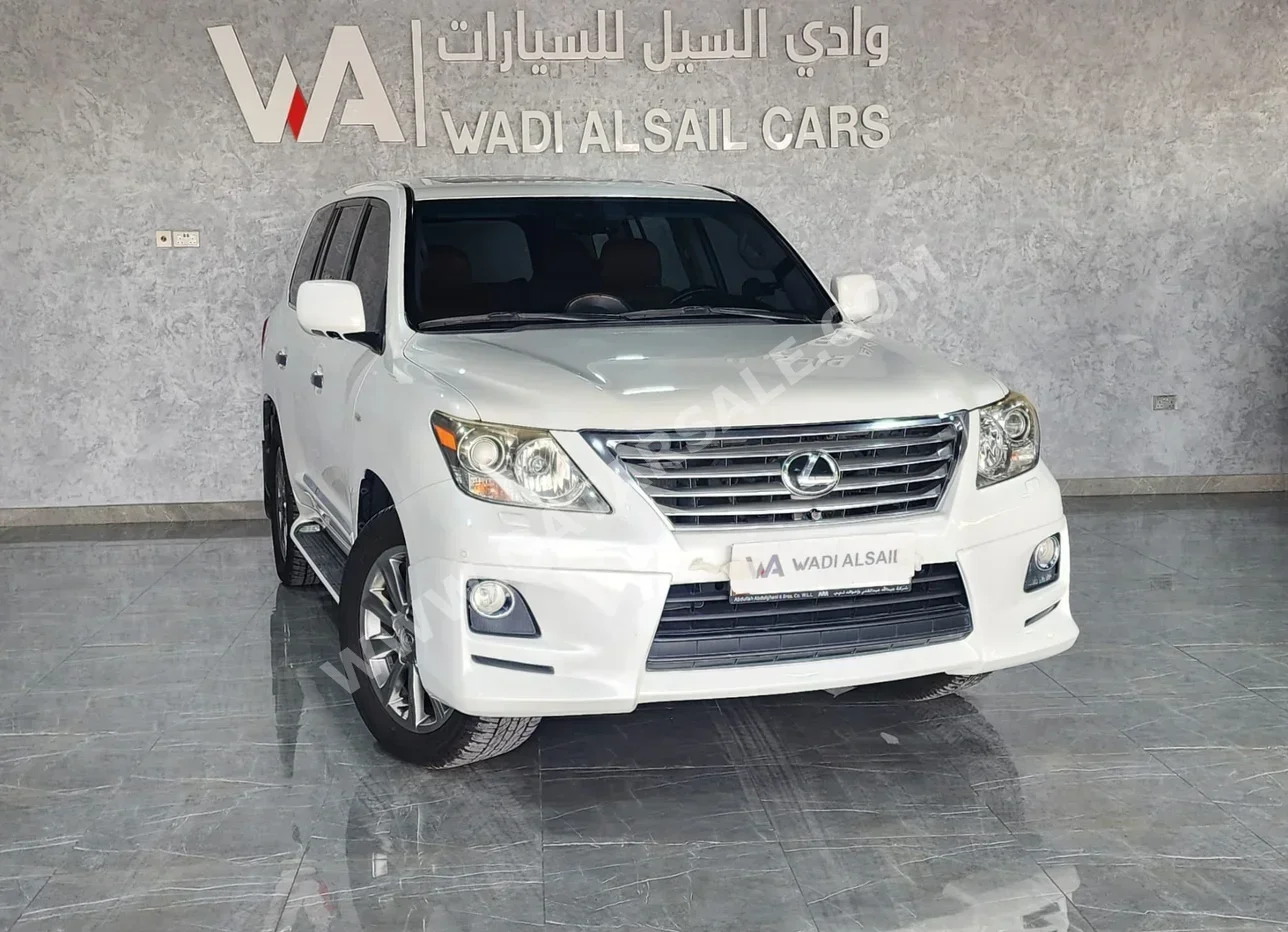 لكزس ال اكس 570 2011 اوتوماتيك 276,000 كم 8 سلندر دفع رباعي اس يو في أبيض