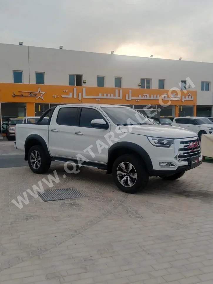 جــاك موتورز تي 8 2025 اوتوماتيك 900 كم 4 سلندر دفع رباعي بيكب أبيض تحت الضمان