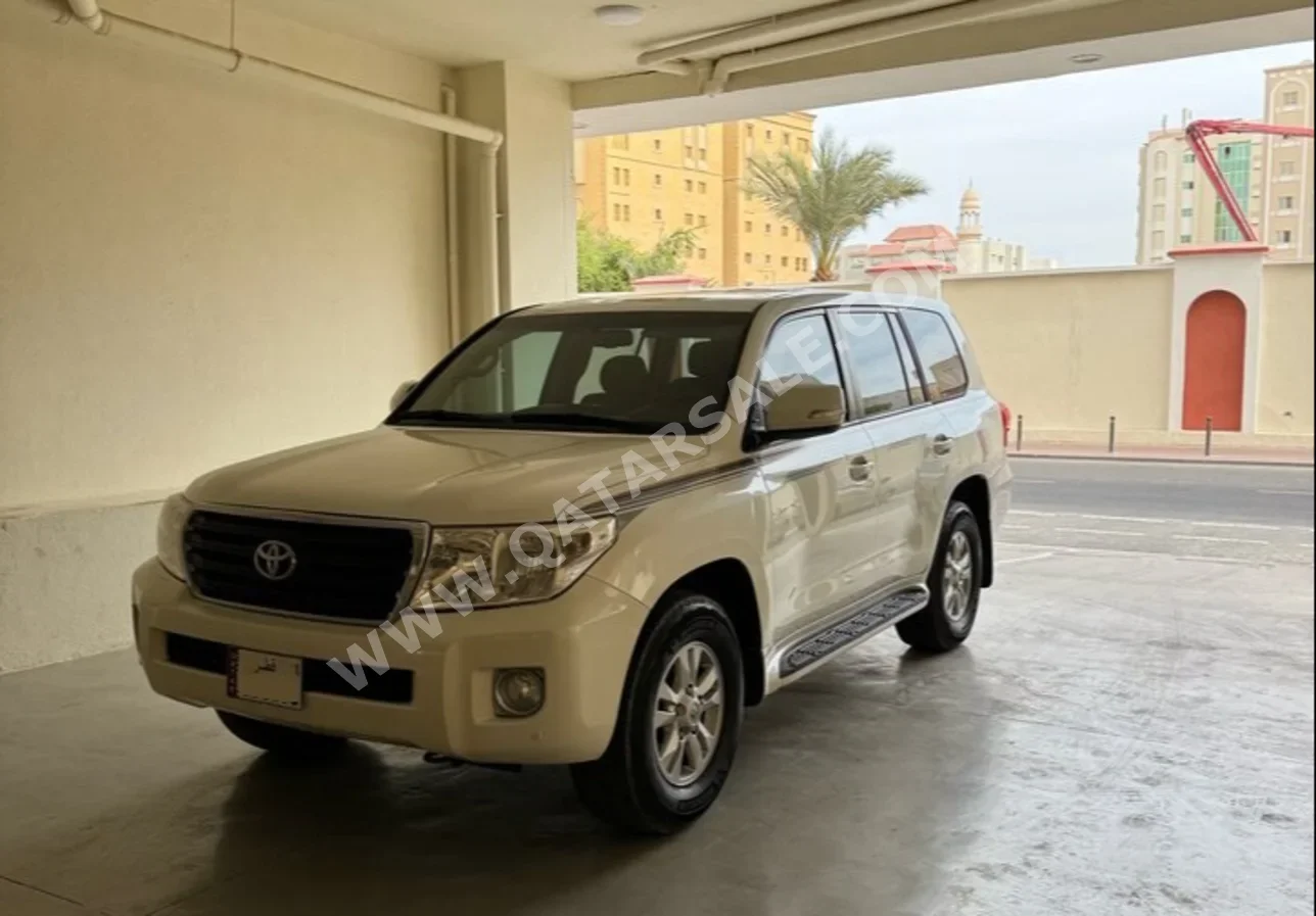 تويوتا لاند كروزر جي اكس 2015 اوتوماتيك 315,000 كم 6 سلندر دفع رباعي اس يو في أبيض
