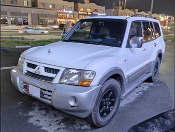 Mitsubishi Pajero 2005 Automatic 328,000 Km 6 Cylinder Four Wheel Drive (4WD) SUV White and Silver