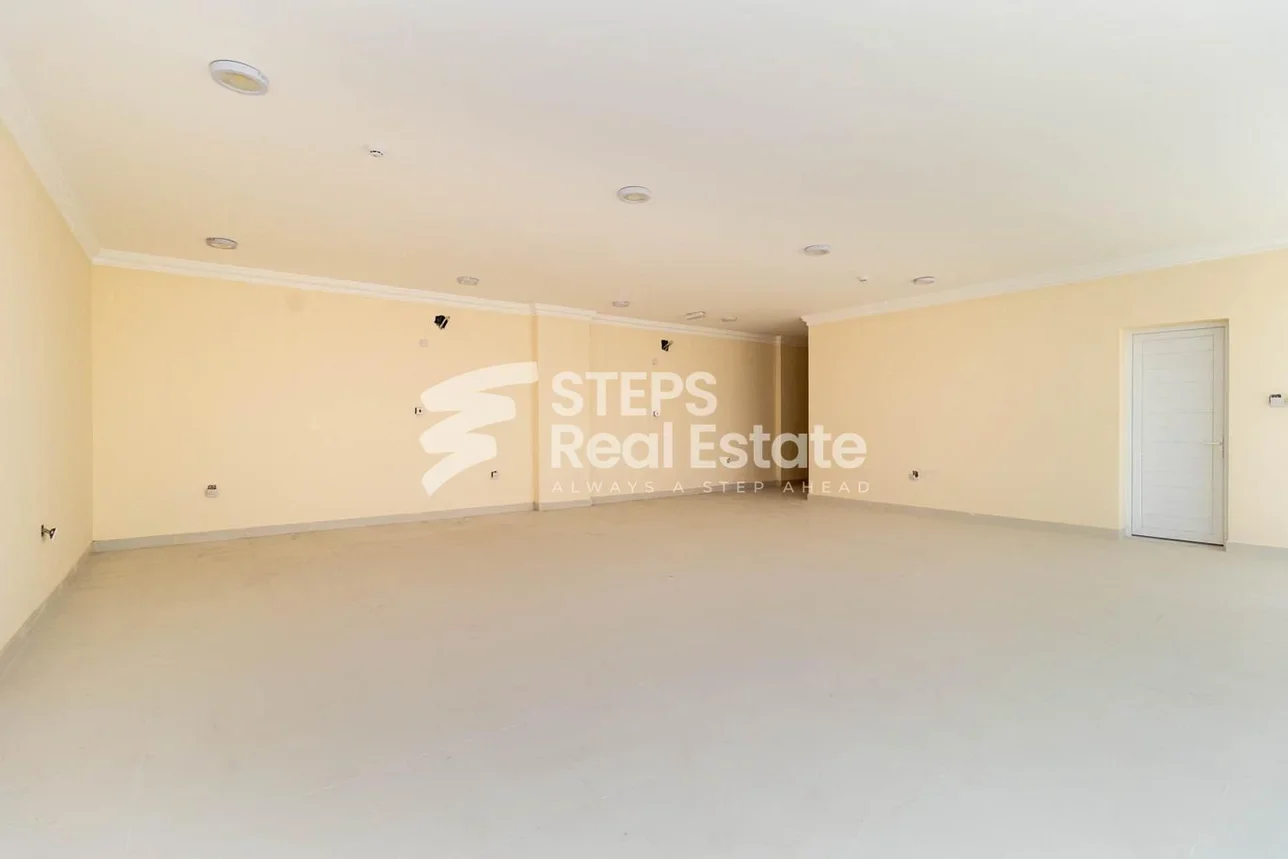 مخازن و مستودعات - الوكرة - بركة العوامر -المساحة: 3680 متر مربع