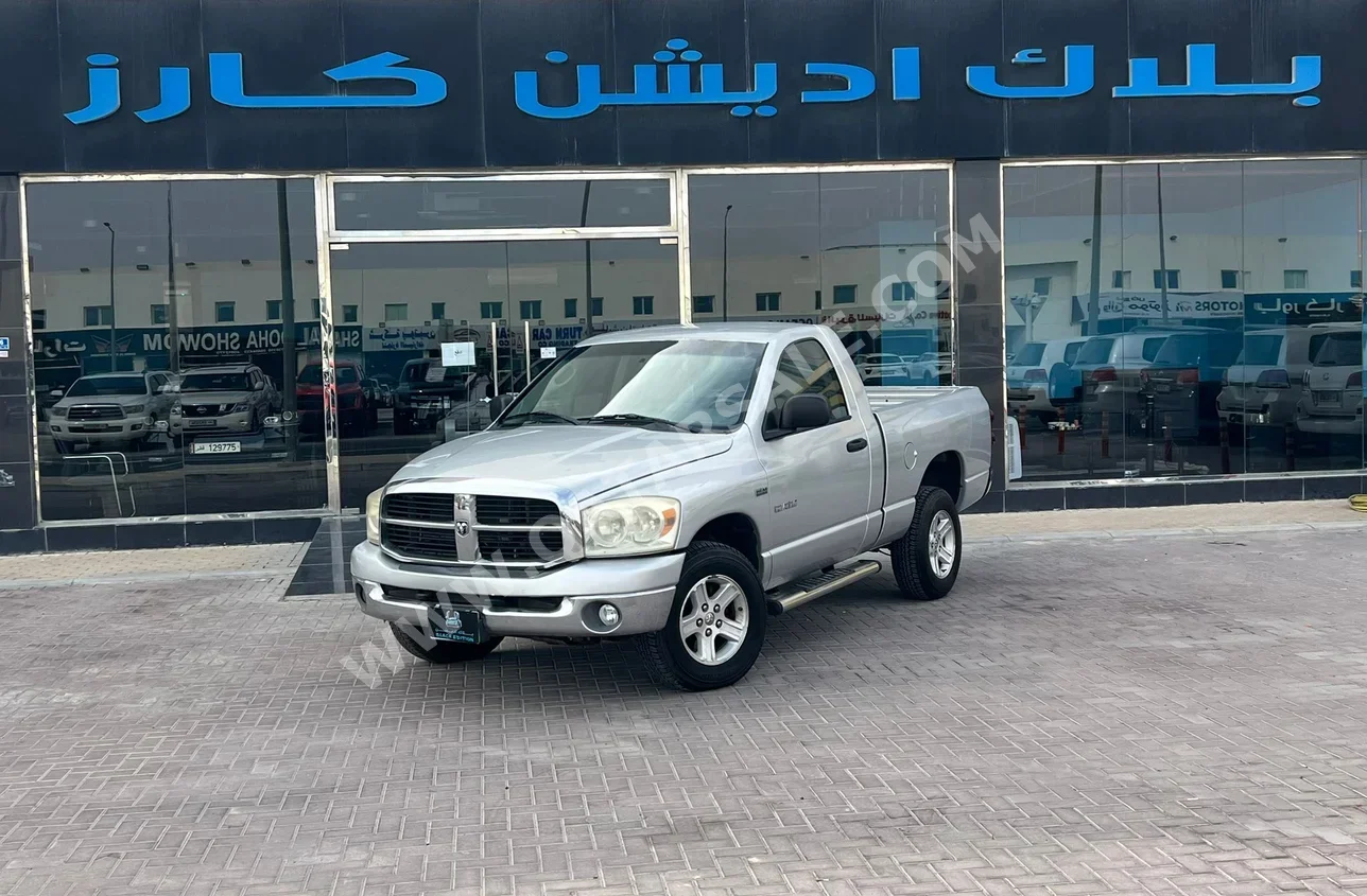 دودج رام 1500 2008 اوتوماتيك 131,000 كم 8 سلندر دفع رباعي بيكب فضي